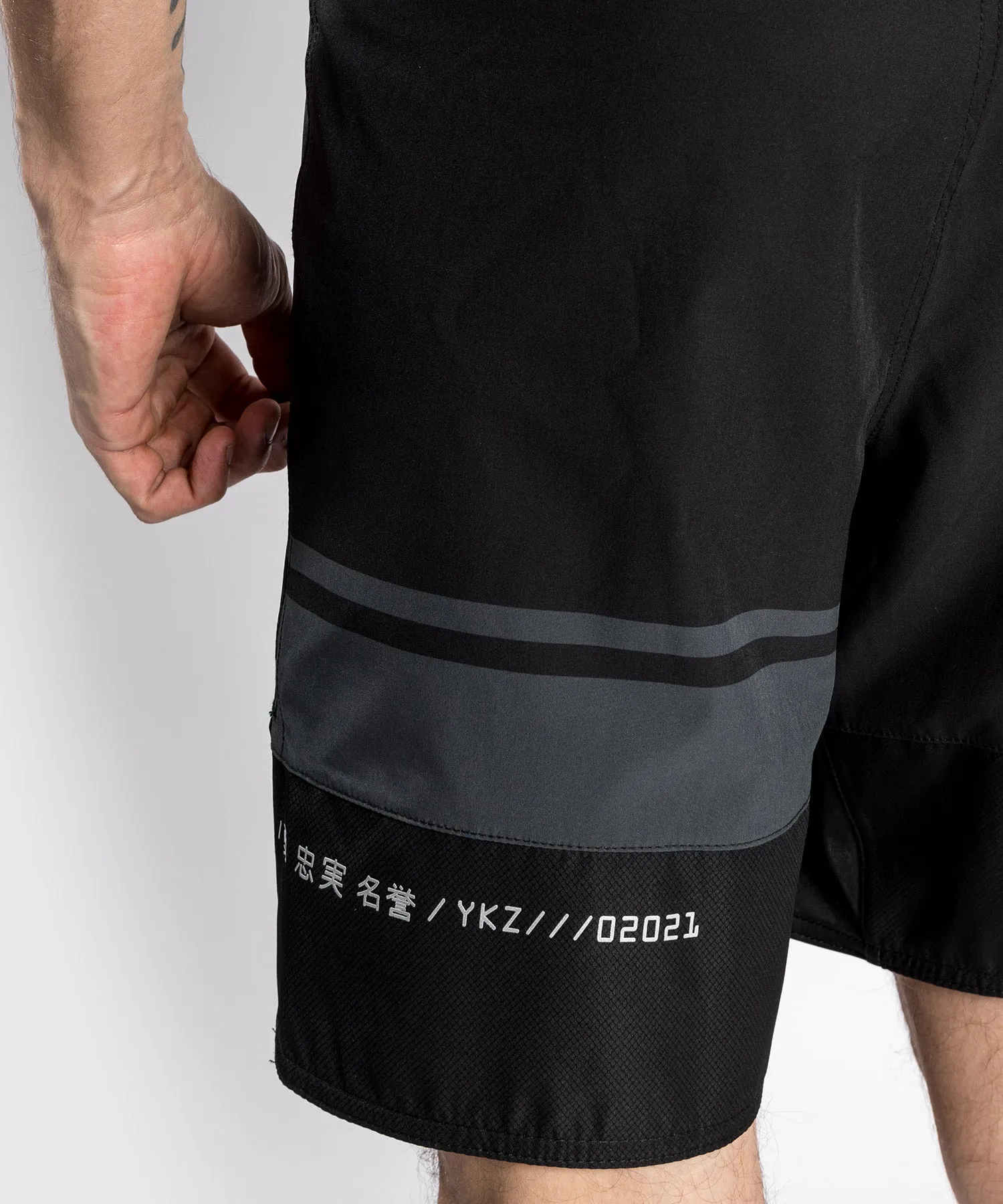 Venum YKZ21 Fightshorts – Black/Black